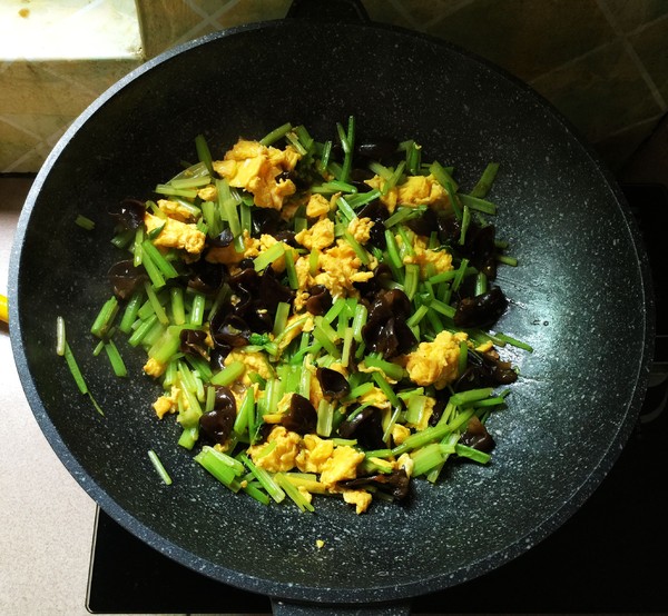 芹菜黑木耳炒雞蛋的做法-家常味炒菜譜-易網(wǎng)健康養(yǎng)生網(wǎng) 芹菜黑木耳炒雞蛋的做法-家常味炒菜譜