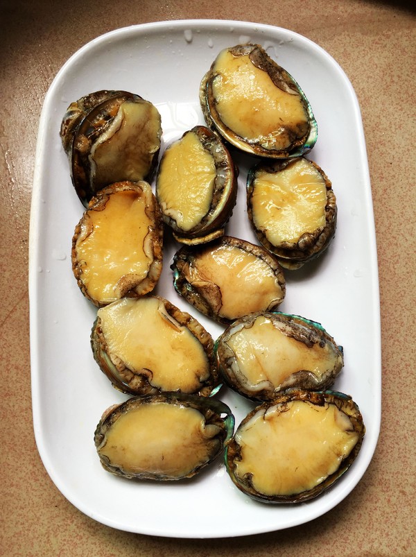 金銀蒜蒸鮑魚的做法-蒜香味蒸菜譜-易網(wǎng)<a href=http://www.jjkd2019.cn/ target=_blank class=infotextkey>健康養(yǎng)生</a>網(wǎng) 金銀蒜蒸鮑魚的做法-蒜香味蒸菜譜