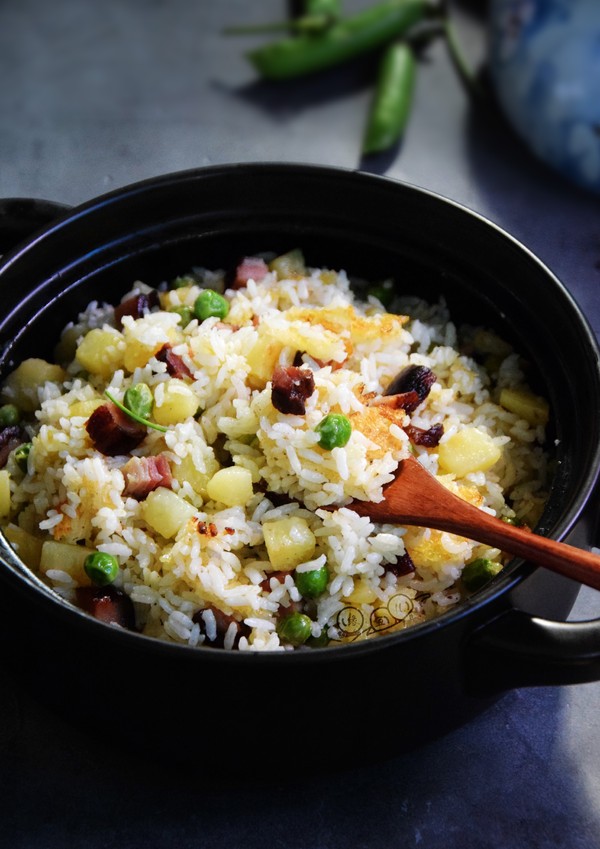 臘肉土豆?fàn)F飯的做法-家常味燜菜譜-易網(wǎng)健康養(yǎng)生網(wǎng) 臘肉土豆?fàn)F飯的做法-家常味燜菜譜