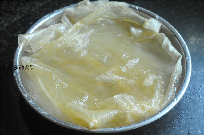 豆皮蒸肉卷的做法-家常味蒸菜譜-易網<a href=http://www.jjkd2019.cn/ target=_blank class=infotextkey>健康養生</a>網 豆皮蒸肉卷的做法-家常味蒸菜譜