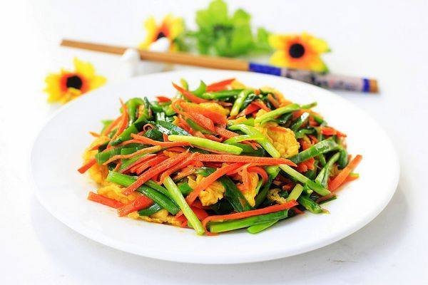 韭菜胡蘿卜炒雞蛋的做法-家常味炒菜譜-易網(wǎng)健康養(yǎng)生網(wǎng) 韭菜胡蘿卜炒雞蛋的做法-家常味炒菜譜