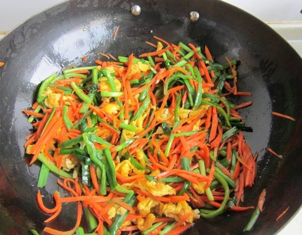韭菜胡蘿卜炒雞蛋的做法-家常味炒菜譜-易網(wǎng)健康養(yǎng)生網(wǎng) 韭菜胡蘿卜炒雞蛋的做法-家常味炒菜譜