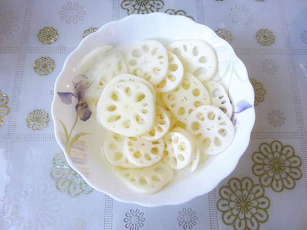 涼拌藕片的做法-咸鮮味拌菜譜-易網<a href=http://www.jjkd2019.cn/ target=_blank class=infotextkey>健康養生</a>網 涼拌藕片的做法-咸鮮味拌菜譜