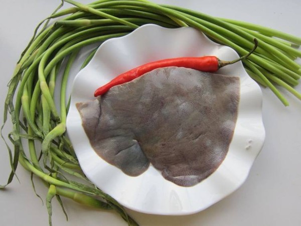 蒜薹炒豬肝的做法-蒜香味炒菜譜-易網(wǎng)<a href=http://www.jjkd2019.cn/ target=_blank class=infotextkey>健康養(yǎng)生</a>網(wǎng) 蒜薹炒豬肝的做法-蒜香味炒菜譜