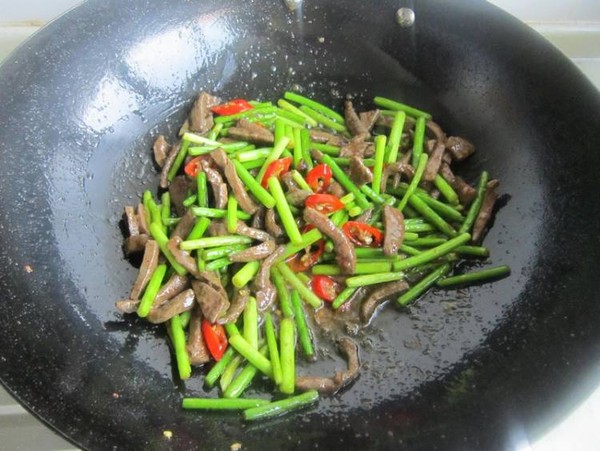 蒜薹炒豬肝的做法-蒜香味炒菜譜-易網(wǎng)健康養(yǎng)生網(wǎng) 蒜薹炒豬肝的做法-蒜香味炒菜譜