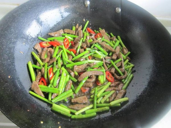 蒜薹炒豬肝的做法-蒜香味炒菜譜-易網(wǎng)健康養(yǎng)生網(wǎng) 蒜薹炒豬肝的做法-蒜香味炒菜譜