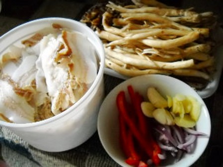 臘肉茶樹菇的做法-咸鮮味干煸菜譜