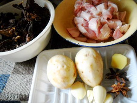 梅菜芋頭紅燒肉的做法-咸鮮味燒菜譜-易網<a href=http://www.jjkd2019.cn/ target=_blank class=infotextkey>健康養生</a>網 梅菜芋頭紅燒肉的做法-咸鮮味燒菜譜