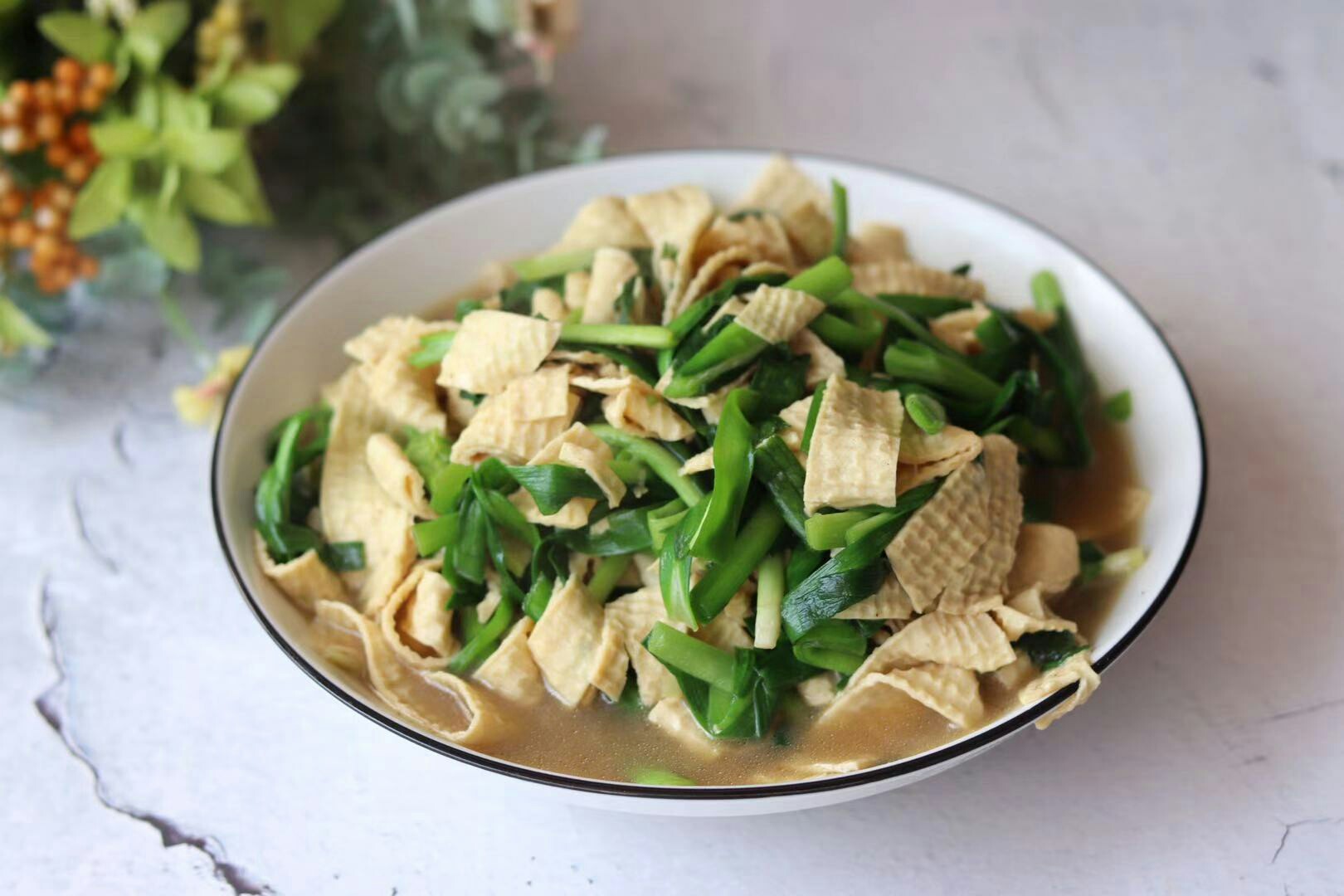 韭菜炒厚豆腐皮的做法-家常味炒菜譜-易網健康養生網 韭菜炒厚豆腐皮的做法-家常味炒菜譜