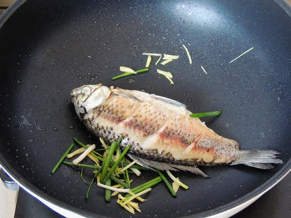冬瓜鯽魚(yú)湯的做法-家常味煮菜譜-易網(wǎng)健康養(yǎng)生網(wǎng) 冬瓜鯽魚(yú)湯的做法-家常味煮菜譜