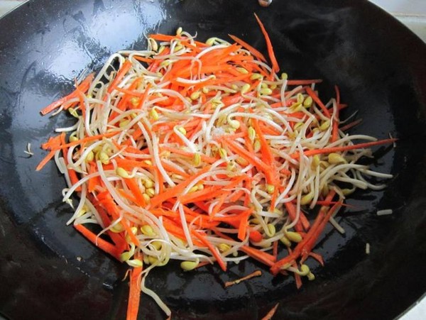 胡蘿卜黃豆芽炒肉的做法-家常味炒菜譜-易網(wǎng)健康養(yǎng)生網(wǎng) 胡蘿卜黃豆芽炒肉的做法-家常味炒菜譜
