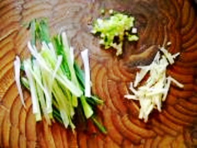 砂鍋魚頭煲的做法-咸鮮味煮菜譜-易網健康養生網 砂鍋魚頭煲的做法-咸鮮味煮菜譜