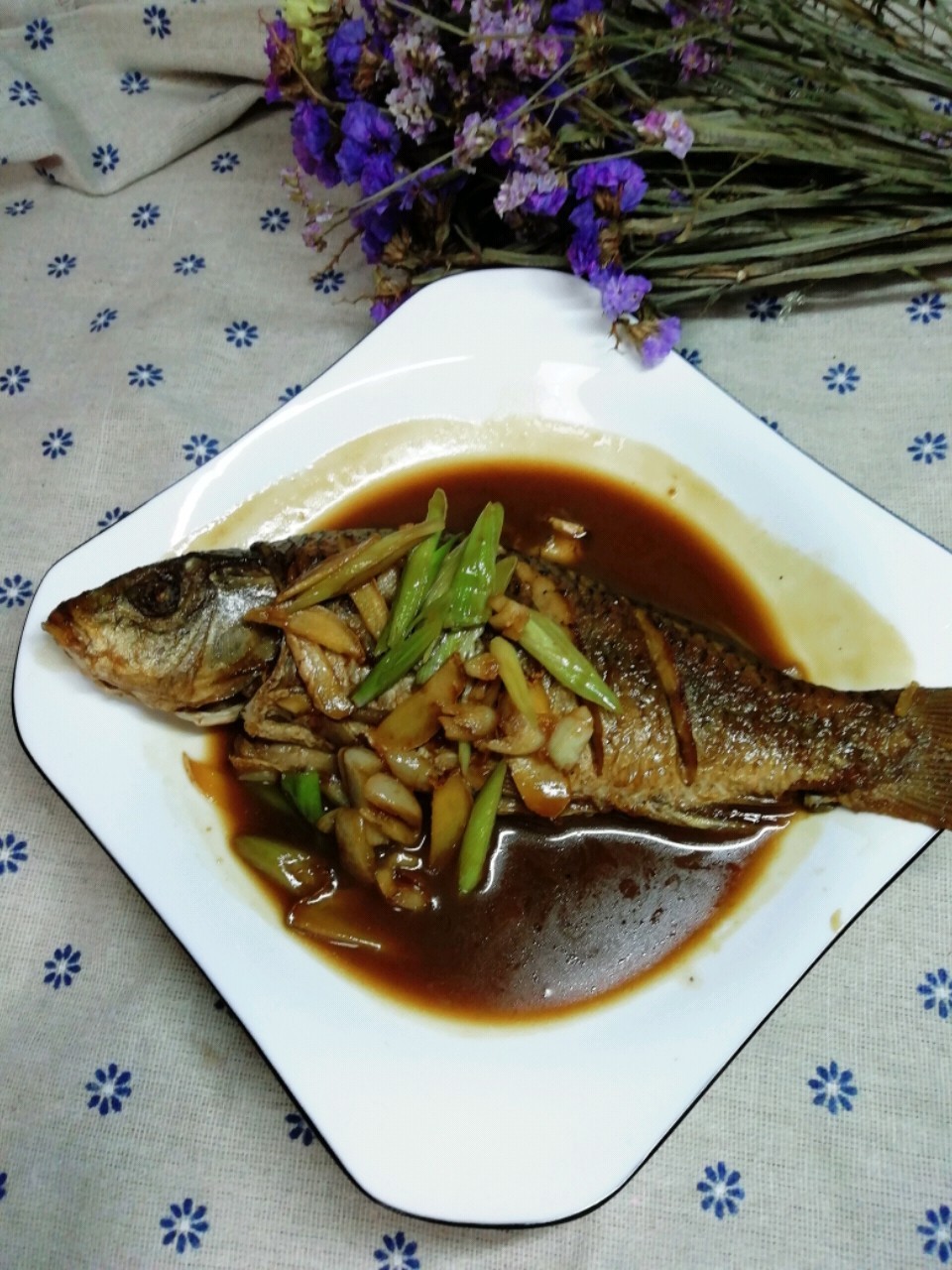 燜燒鯉魚(yú)的做法-咸鮮味燉菜譜