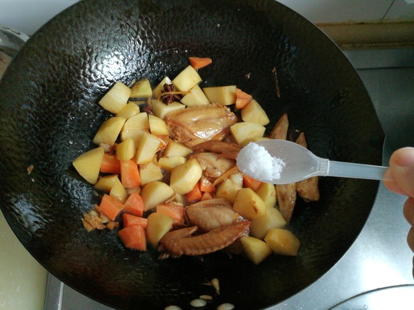 雞翅燉土豆的做法-家常味燉菜譜-易網健康養生網 雞翅燉土豆的做法-家常味燉菜譜