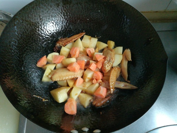 雞翅燉土豆的做法-家常味燉菜譜-易網健康養生網 雞翅燉土豆的做法-家常味燉菜譜