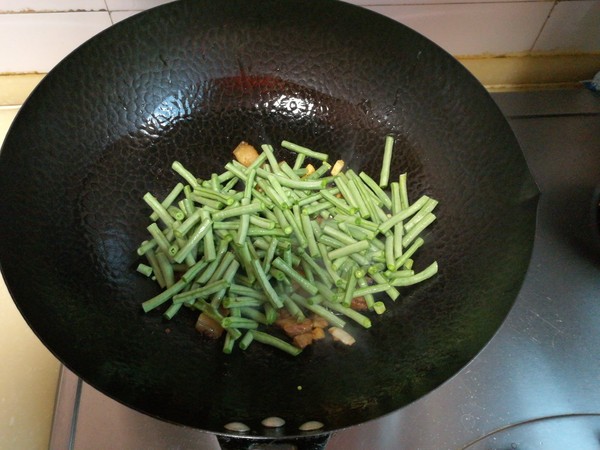 回鍋肉炒長(zhǎng)豆角的做法-家常味炒菜譜-易網(wǎng)健康養(yǎng)生網(wǎng) 回鍋肉炒長(zhǎng)豆角的做法-家常味炒菜譜
