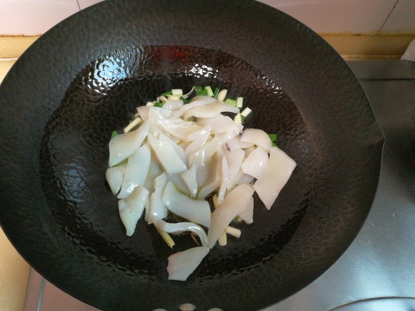 魷魚燴烤麩的做法-家常味燴菜譜-易網健康養生網 魷魚燴烤麩的做法-家常味燴菜譜