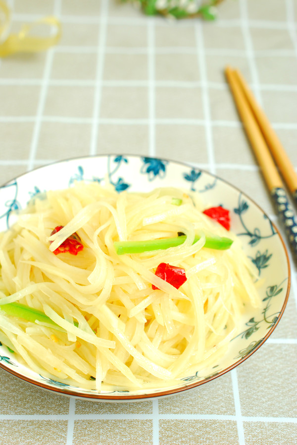 酸辣土豆絲的做法-家常味炒菜譜-易網(wǎng)健康養(yǎng)生網(wǎng) 酸辣土豆絲的做法-家常味炒菜譜