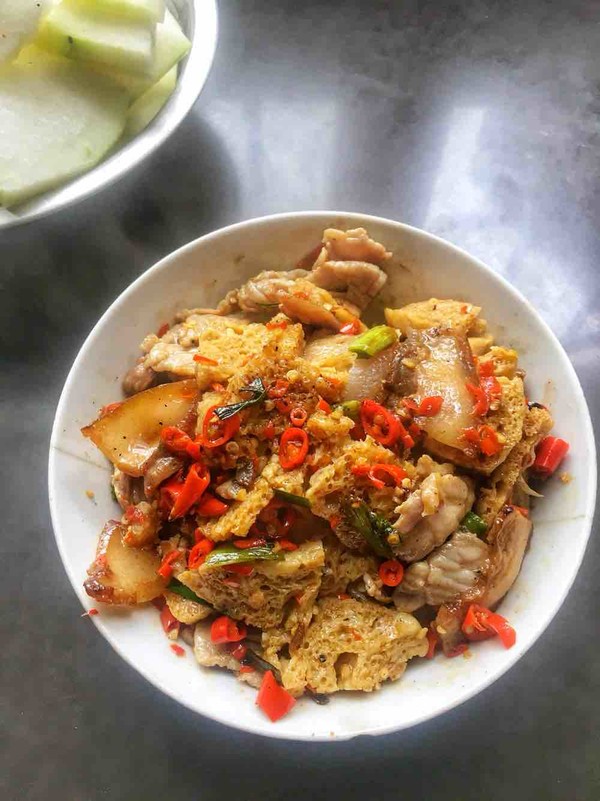 面筋炒肉的做法-香辣味炒菜譜-易網(wǎng)健康養(yǎng)生網(wǎng) 面筋炒肉的做法-香辣味炒菜譜