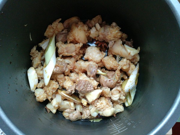 牛筋燉海帶扣的做法-家常味燉菜譜-易網(wǎng)健康養(yǎng)生網(wǎng) 牛筋燉海帶扣的做法-家常味燉菜譜