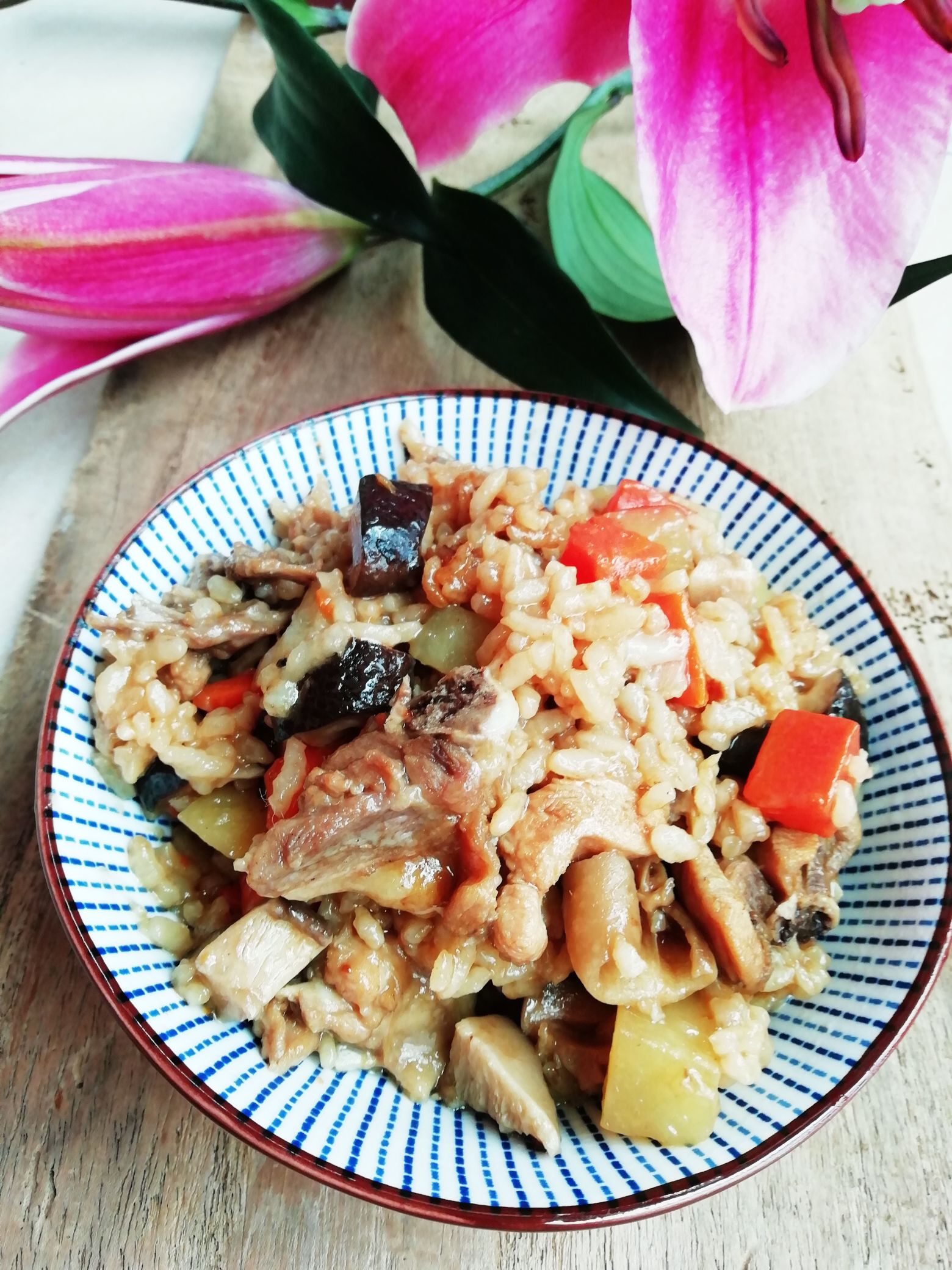 香菇燜雞飯的做法-咸鮮味炒菜譜-易網健康養生網 香菇燜雞飯的做法-咸鮮味炒菜譜