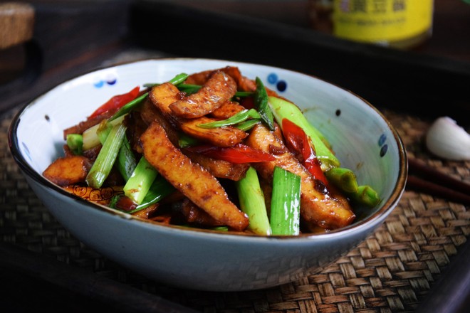 蒜苗辣炒香干的做法-醬香味炒菜譜-易網(wǎng)健康養(yǎng)生網(wǎng) 蒜苗辣炒香干的做法-醬香味炒菜譜