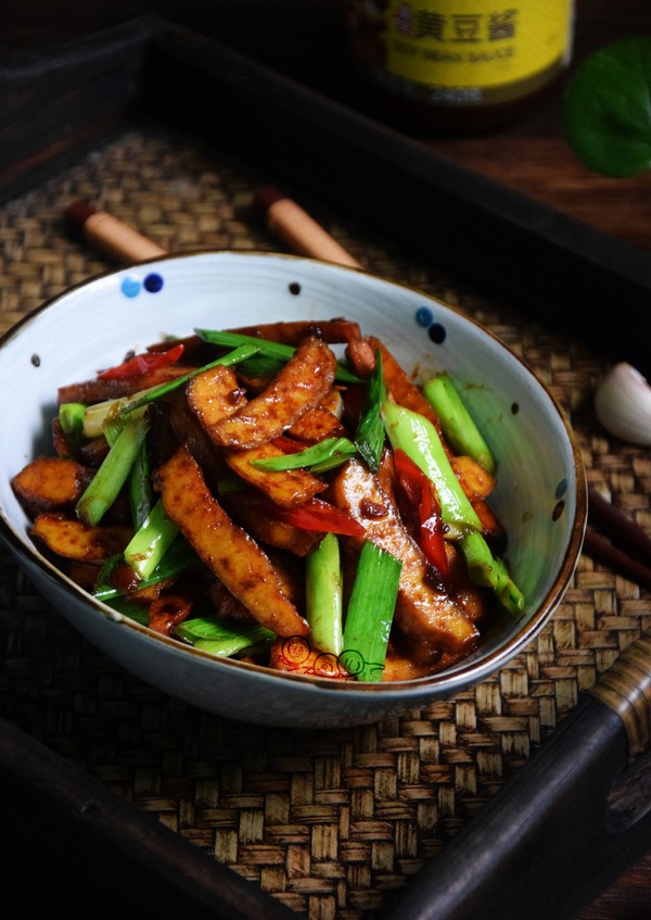 蒜苗辣炒香干的做法-醬香味炒菜譜-易網(wǎng)健康養(yǎng)生網(wǎng) 蒜苗辣炒香干的做法-醬香味炒菜譜