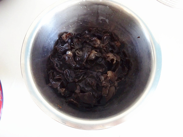 撈汁木耳的做法-咸鮮味拌菜譜-易網<a href=http://www.jjkd2019.cn/ target=_blank class=infotextkey>健康養生</a>網 撈汁木耳的做法-咸鮮味拌菜譜