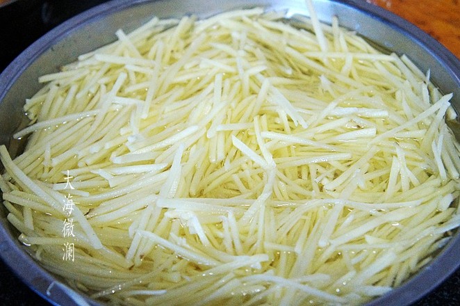 素炒土豆絲的做法-家常味炒菜譜-易網<a href=http://www.jjkd2019.cn/ target=_blank class=infotextkey>健康養生</a>網 素炒土豆絲的做法-家常味炒菜譜