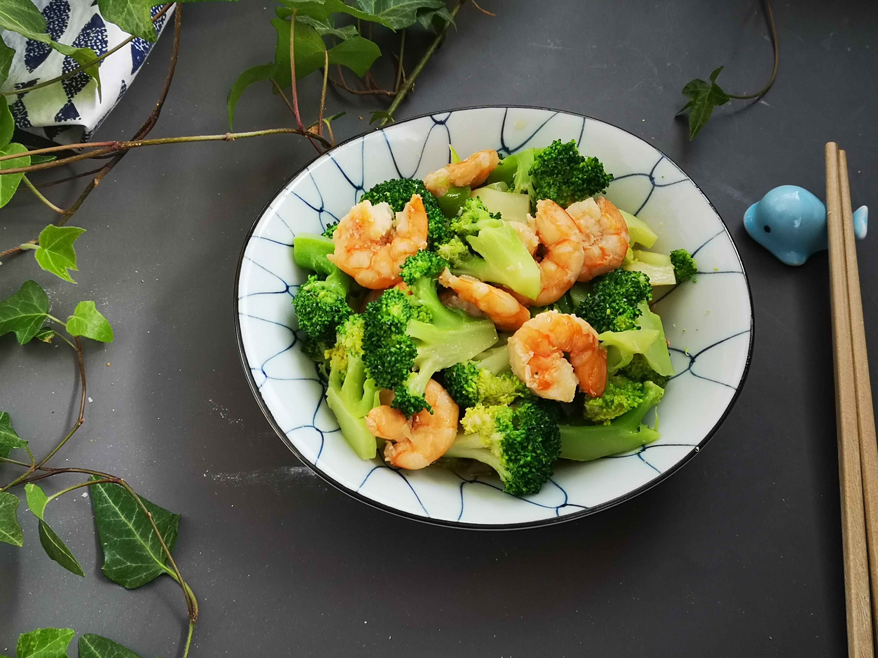 美味不發(fā)胖，蝦仁西藍(lán)花的做法-咸鮮味炒菜譜