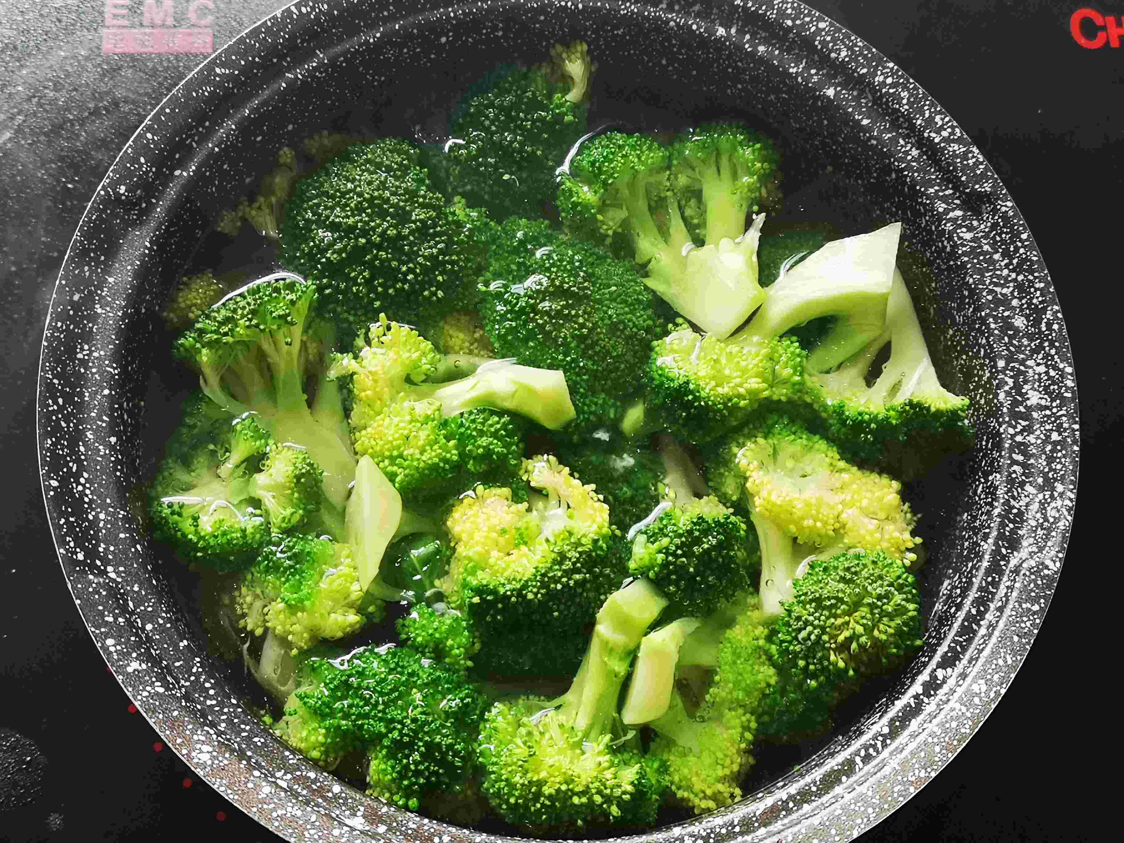 美味不發(fā)胖，蝦仁西藍(lán)花的做法-咸鮮味炒菜譜
