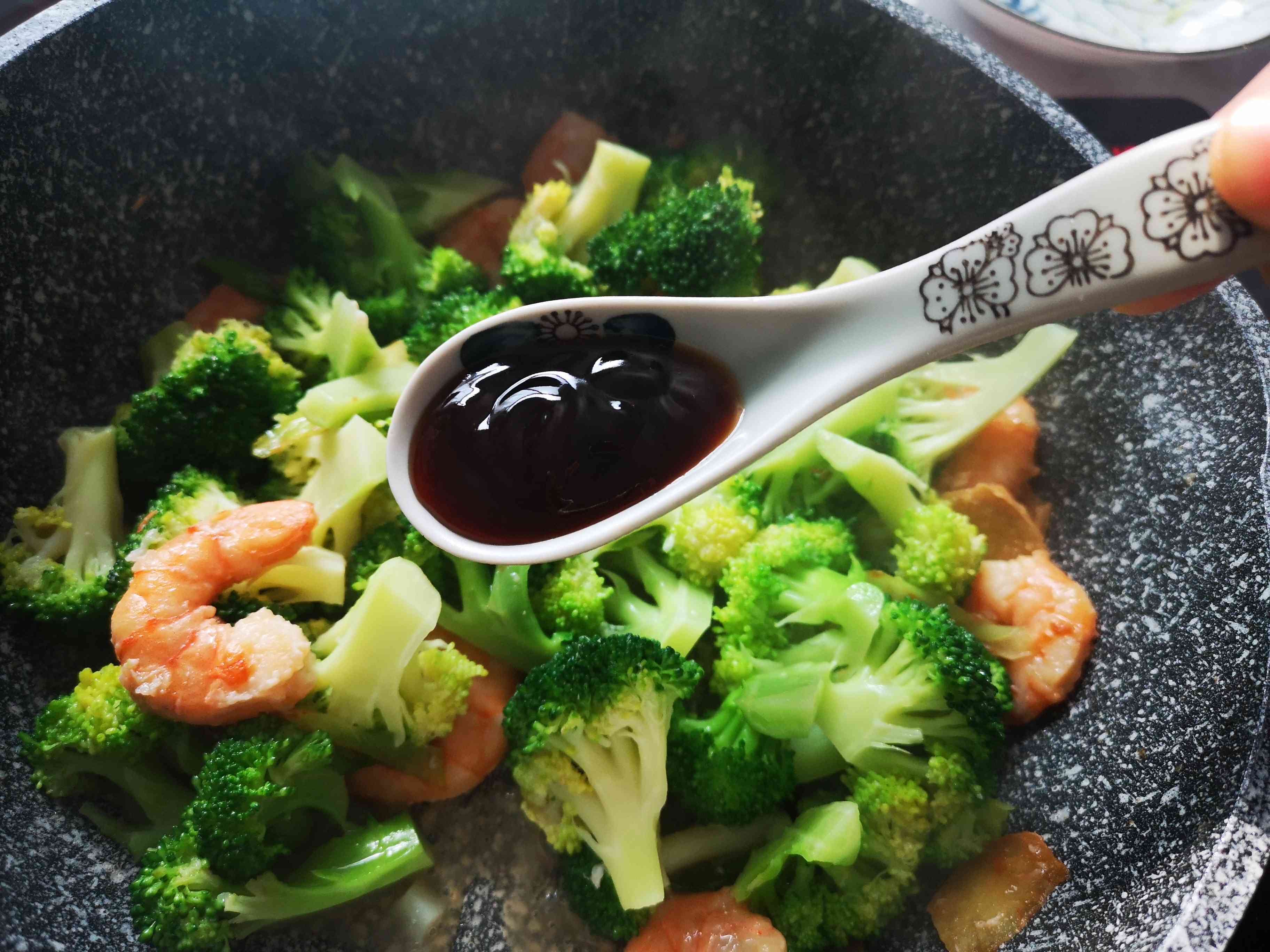 美味不發(fā)胖，蝦仁西藍(lán)花的做法-咸鮮味炒菜譜