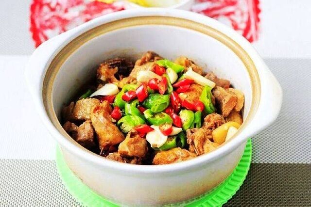 香辣雞煲的做法-家常味燉菜譜-易網(wǎng)健康養(yǎng)生網(wǎng) 香辣雞煲的做法-家常味燉菜譜