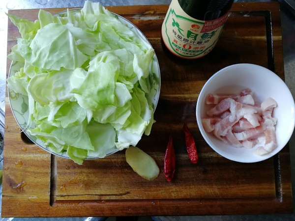 手撕包菜炒肉的做法-咸鮮味炒菜譜-易網<a href=http://www.jjkd2019.cn/ target=_blank class=infotextkey>健康養生</a>網 手撕包菜炒肉的做法-咸鮮味炒菜譜