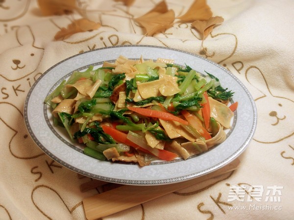 西芹炒豆皮的做法-家常味炒菜譜-易網健康養(yǎng)生網 西芹炒豆皮的做法-家常味炒菜譜