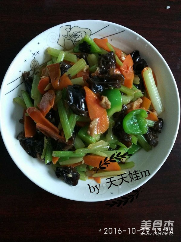 胡蘿卜木耳炒芹菜的做法-家常味炒菜譜-易網健康養生網 胡蘿卜木耳炒芹菜的做法-家常味炒菜譜