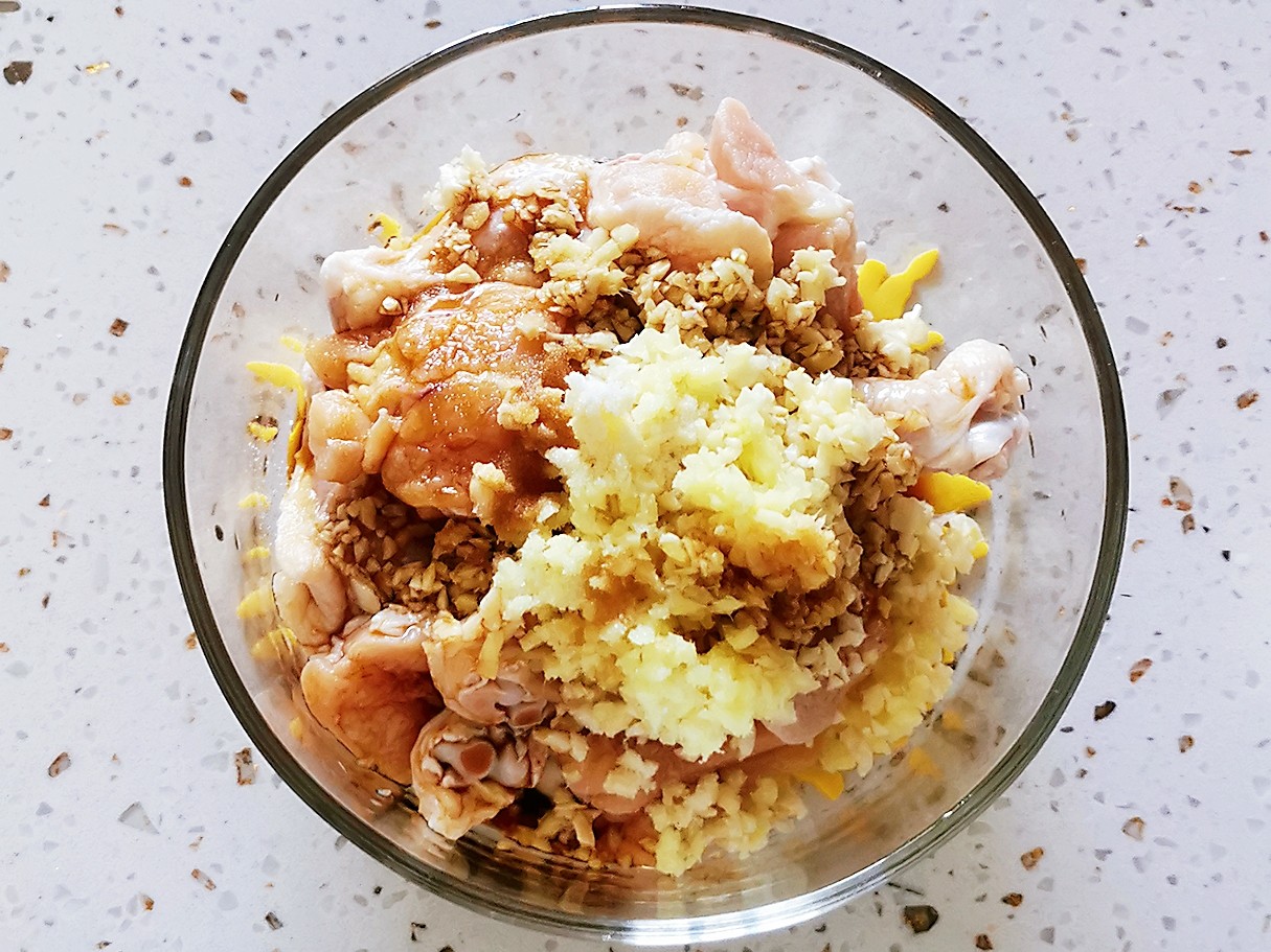 蒜香炸雞腿的做法-咸鮮味炸菜譜-易網<a href=http://www.jjkd2019.cn/ target=_blank class=infotextkey>健康養生</a>網 蒜香炸雞腿的做法-咸鮮味炸菜譜