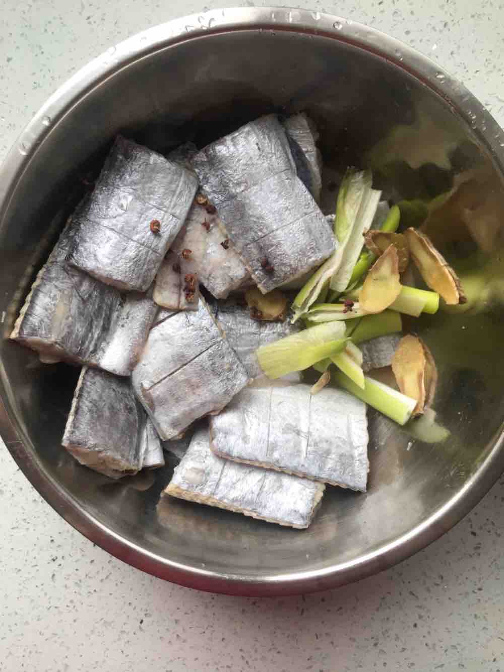 干炸刀魚的做法-咸鮮味炸菜譜-易網(wǎng)<a href=http://www.jjkd2019.cn/ target=_blank class=infotextkey>健康養(yǎng)生</a>網(wǎng) 干炸刀魚的做法-咸鮮味炸菜譜
