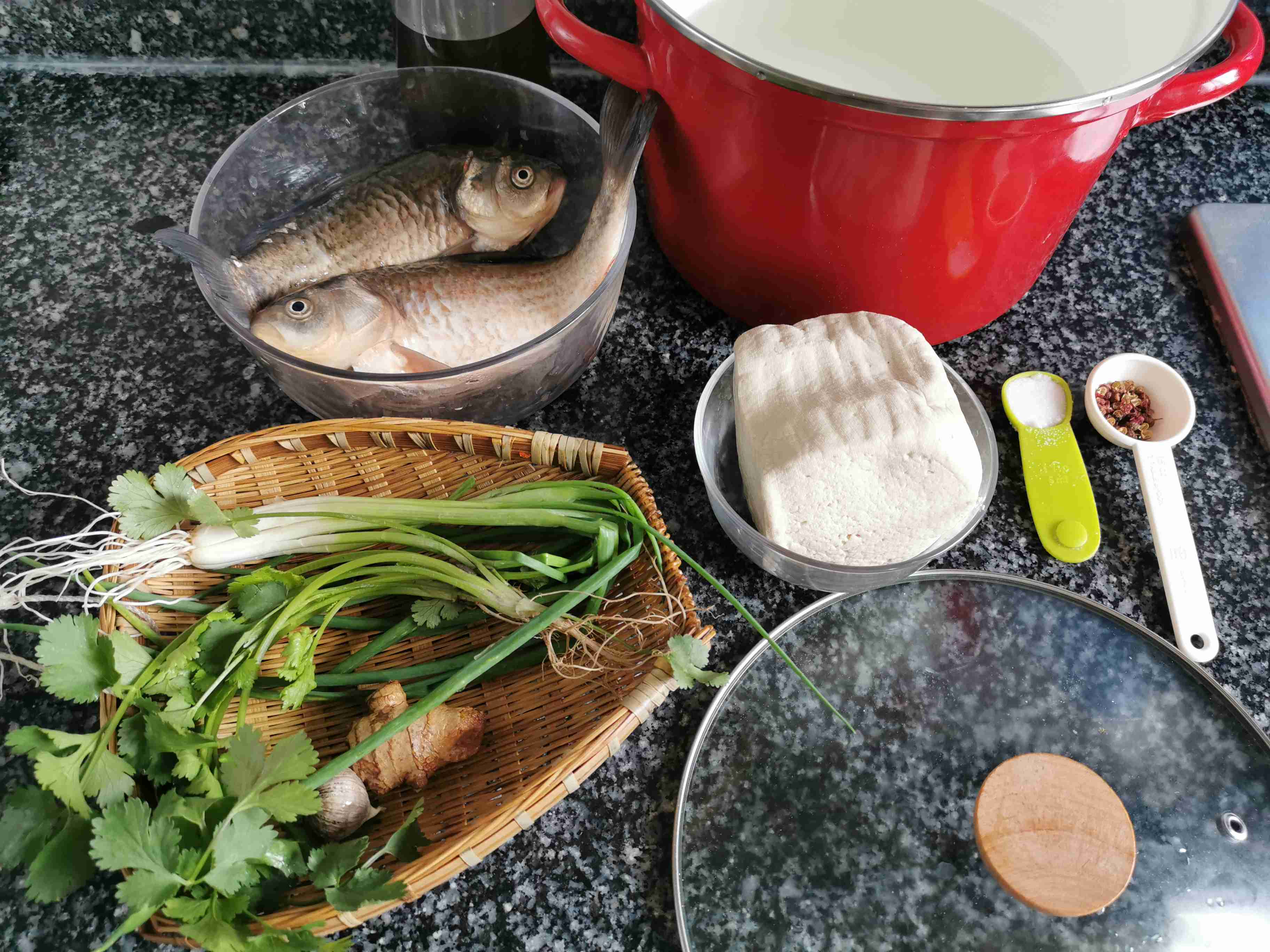 鯽魚豆腐湯的做法-家常味燉菜譜-易網<a href=http://www.jjkd2019.cn/ target=_blank class=infotextkey>健康養生</a>網 鯽魚豆腐湯的做法-家常味燉菜譜