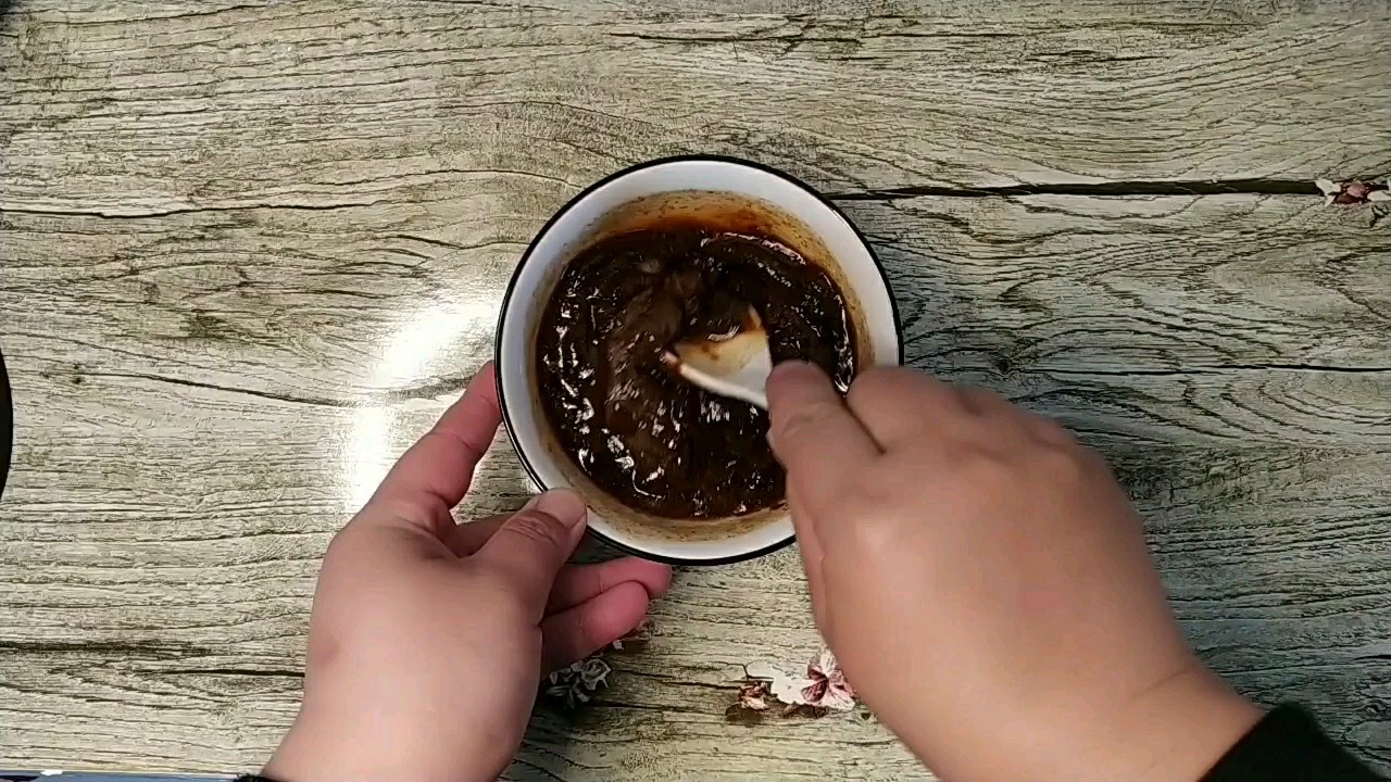 好吃的川味烤排骨來了，調制好味道的腌料，請看這里呦！的做法-香辣味烤菜譜