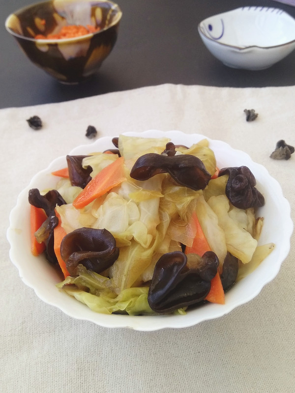 黑木耳燒圓白菜的做法-家常味燒菜譜-易網(wǎng)健康養(yǎng)生網(wǎng) 黑木耳燒圓白菜的做法-家常味燒菜譜