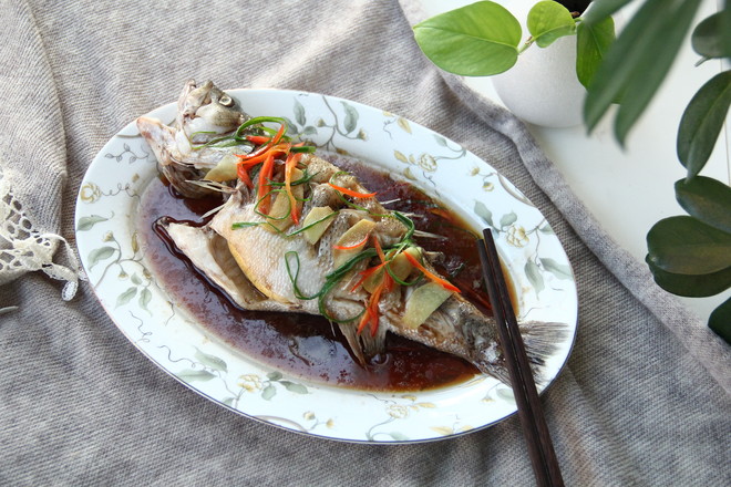 澆汁清蒸鱸魚的做法-咸鮮味蒸菜譜-易網健康養生網 澆汁清蒸鱸魚的做法-咸鮮味蒸菜譜