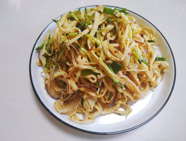 黃瓜豆皮涼拌菜的做法-家常味拌菜譜-易網健康養(yǎng)生網 黃瓜豆皮涼拌菜的做法-家常味拌菜譜