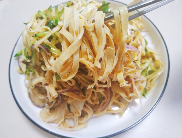 黃瓜豆皮涼拌菜的做法-家常味拌菜譜-易網健康養(yǎng)生網 黃瓜豆皮涼拌菜的做法-家常味拌菜譜