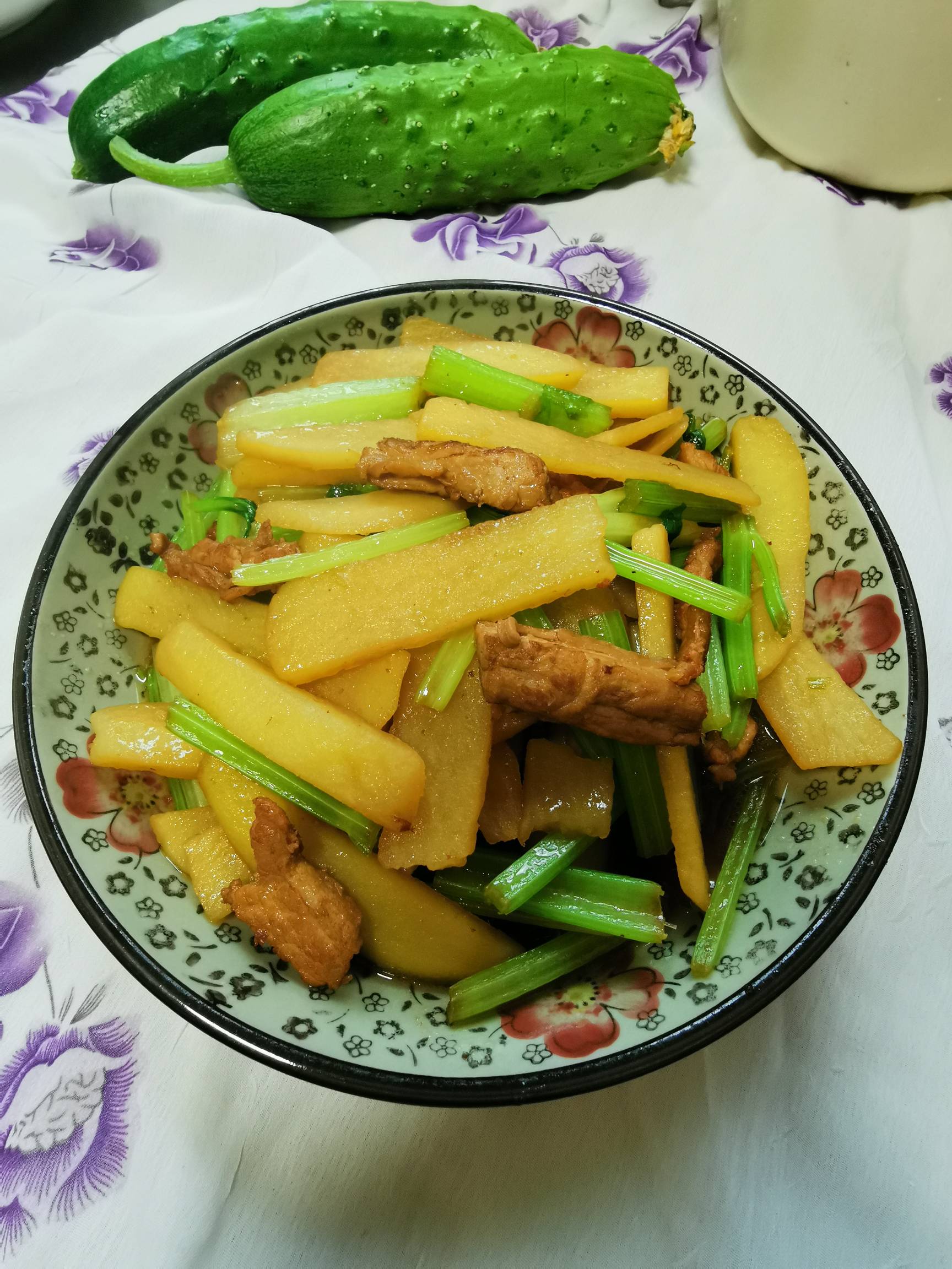 土豆炒芹菜的做法-家常味炒菜譜-易網健康養生網 土豆炒芹菜的做法-家常味炒菜譜