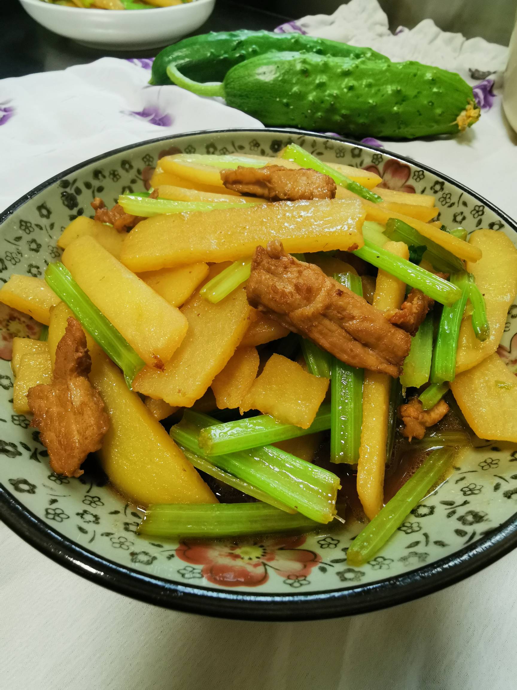 土豆炒芹菜的做法-家常味炒菜譜-易網健康養生網 土豆炒芹菜的做法-家常味炒菜譜