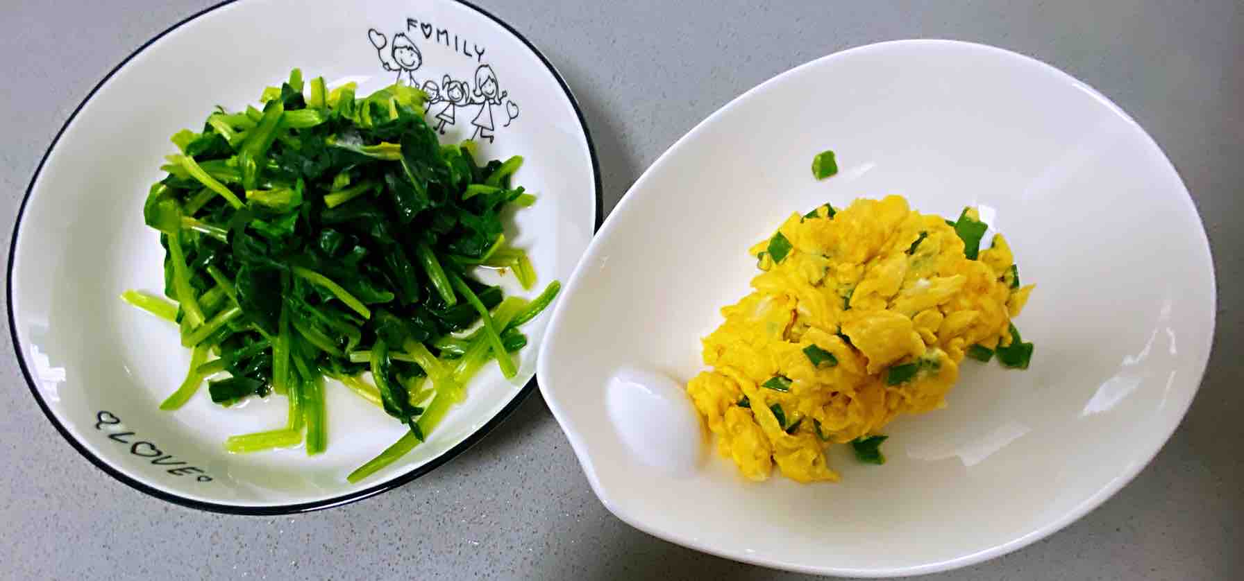 菠菜炒雞蛋，多做這一步，雞蛋營養滑嫩，菠菜翠綠不澀口的做法-咸鮮味炒菜譜
