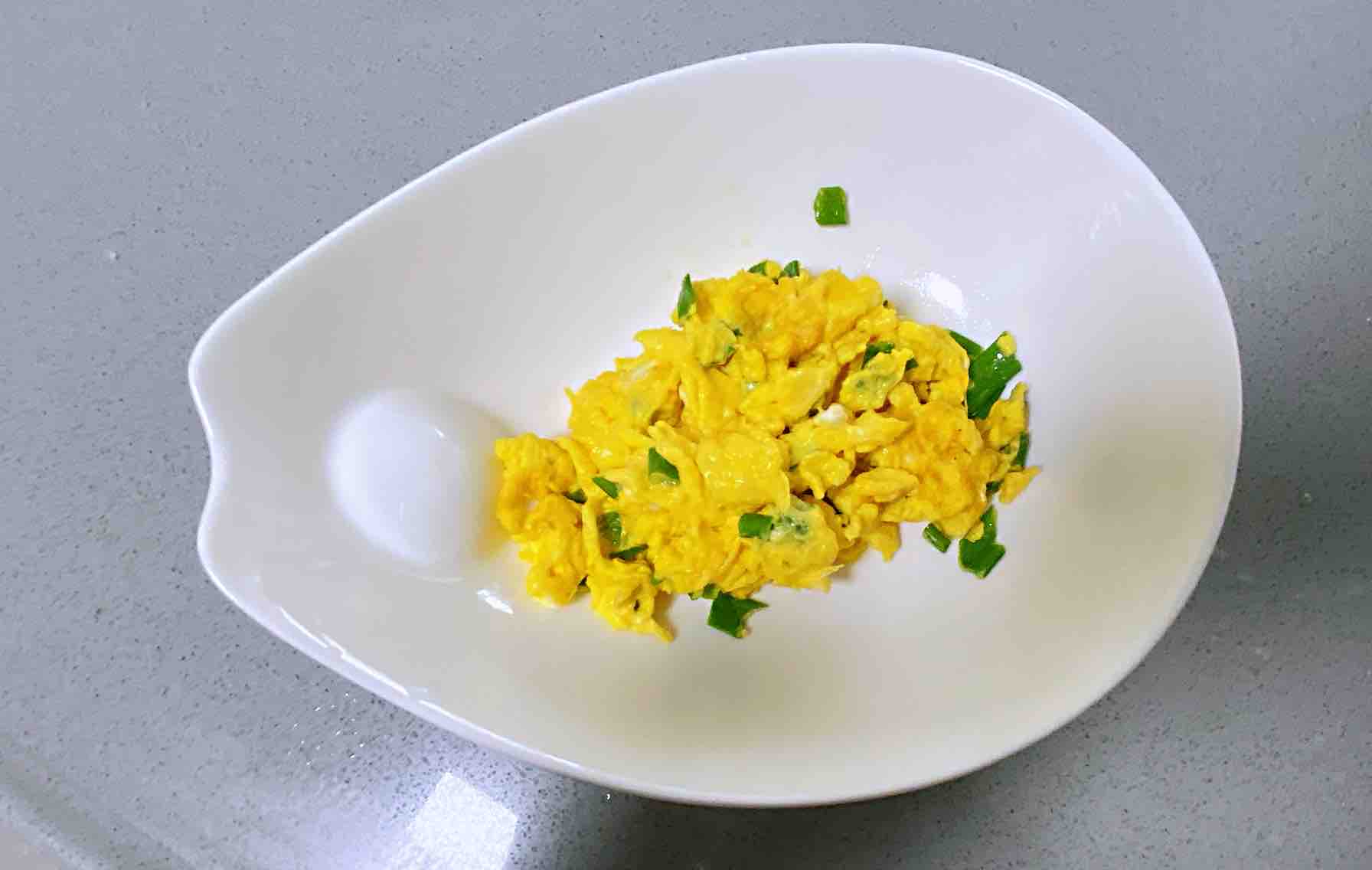 菠菜炒雞蛋，多做這一步，雞蛋營養滑嫩，菠菜翠綠不澀口的做法-咸鮮味炒菜譜