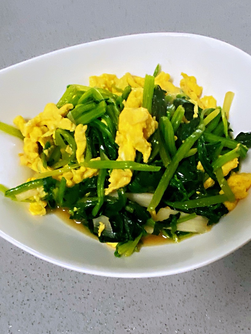 菠菜炒雞蛋，多做這一步，雞蛋營養滑嫩，菠菜翠綠不澀口的做法-咸鮮味炒菜譜