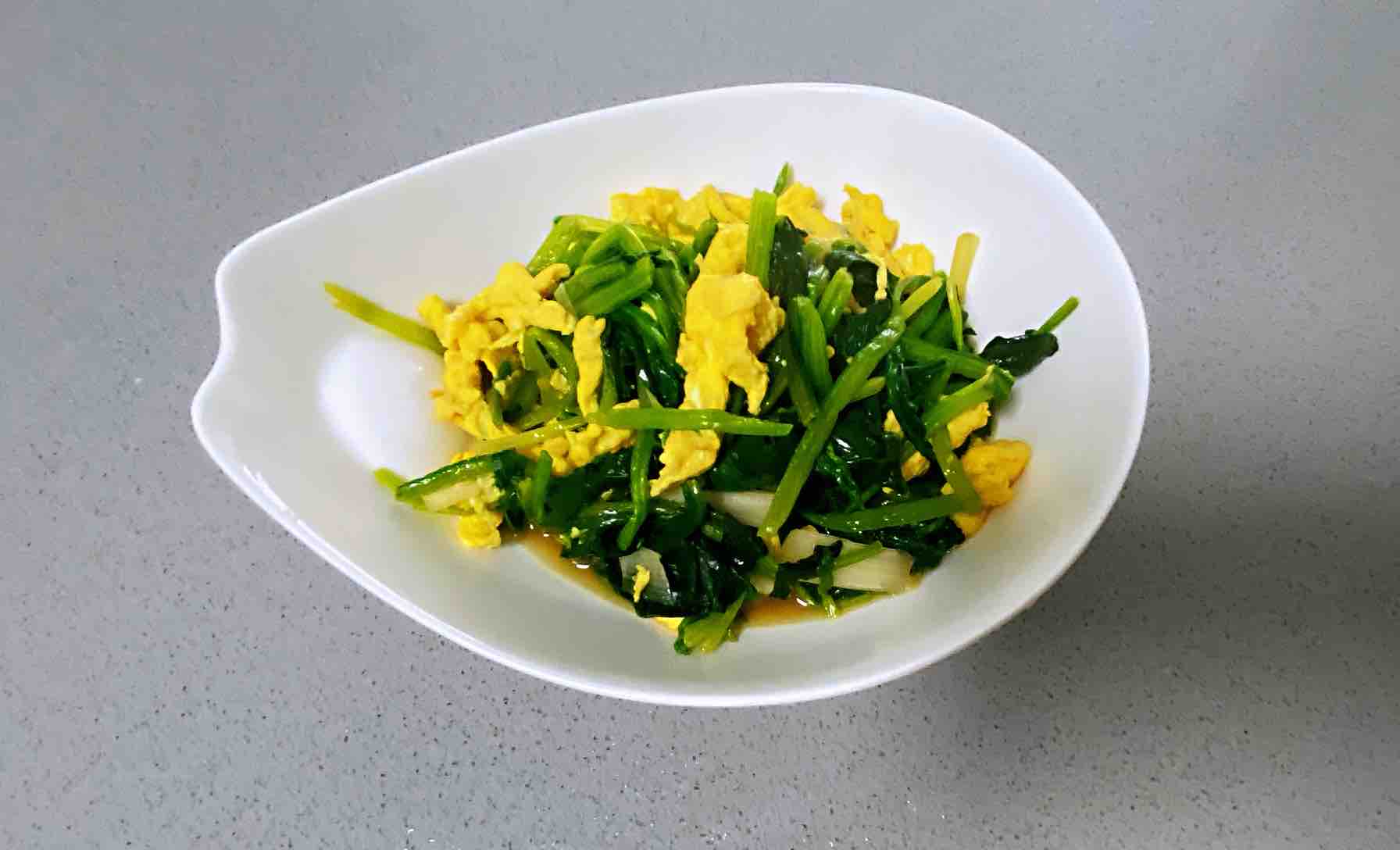 菠菜炒雞蛋，多做這一步，雞蛋營養滑嫩，菠菜翠綠不澀口的做法-咸鮮味炒菜譜